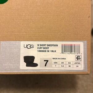 Ugg w/ Short Sheepskin Cuff Short